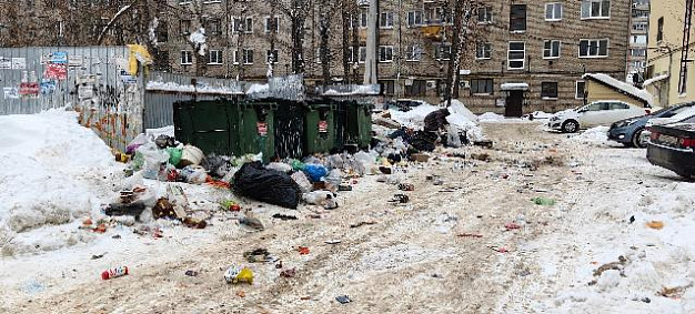 Жители дома на Лежневской жалуются на грязную контейнерную площадку